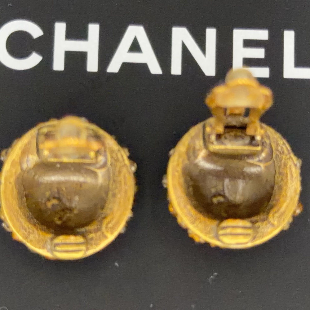 CHANEL Vintage CC Natural Sea Pearls and Gripoix Clip On Earrings - Picture 5 of 9